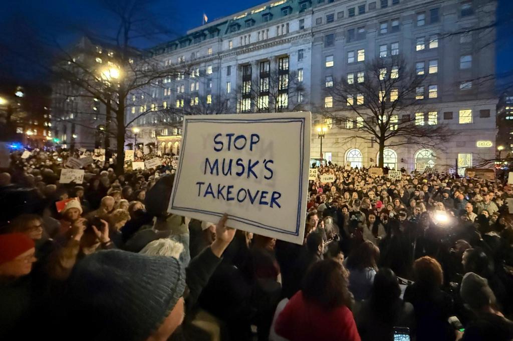 Anger, chaos and confusion take hold as federal workers face mass layoffs Anger, chaos and confusion take hold as federal workers face mass layoffs