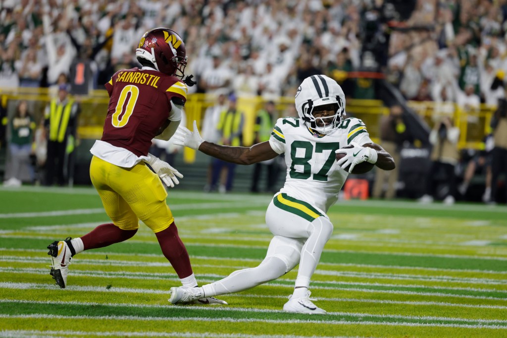 Packers dominate Commanders, who lose 2 regulars to injury
